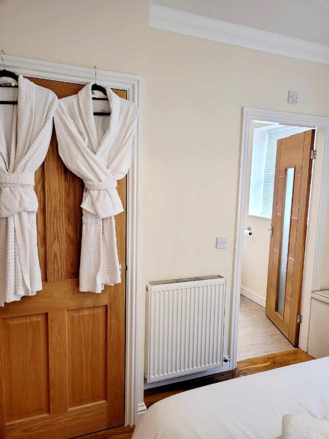 Apartment 1 Exquisite Two King Bedroom With En Suites - Close To The Town Centre, Rail, Airport And Theatre Darlington  Exterior foto